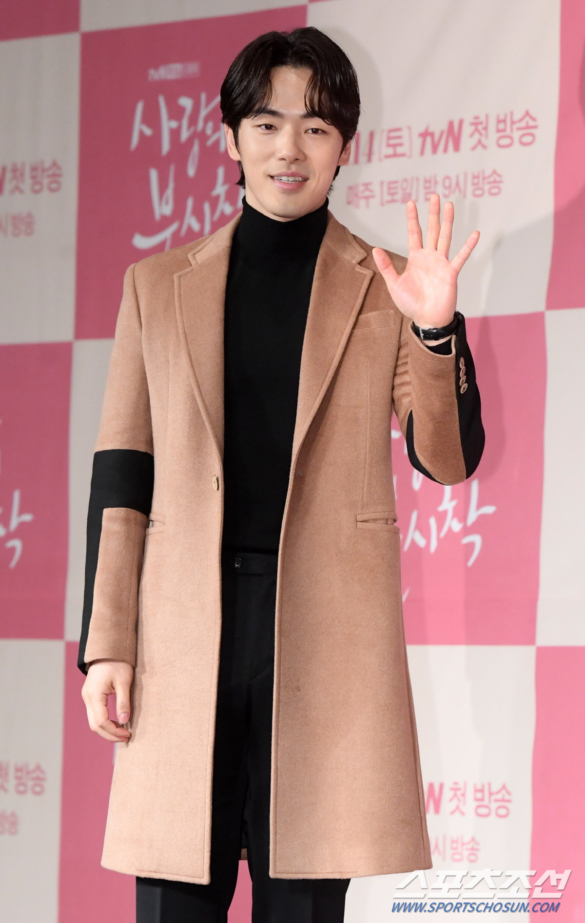 tvN 주말극 '사랑의 불시착'의 제작발표회가 9일 서울 광화문 포시즌스호텔에서 열렸다. '사랑의 불시착'은 패러글라이딩 사고로 북한에 불시착한 재벌 상속녀 '윤세리'(손예진)와 그녀를 지키다 사랑에 빠진 장교 '리정혁'(현빈)의 로맨스다. 포토타임을 갖는 김정현의 모습. 광화문=허상욱 기자 wook@sportschosun.com/2019.12.09/