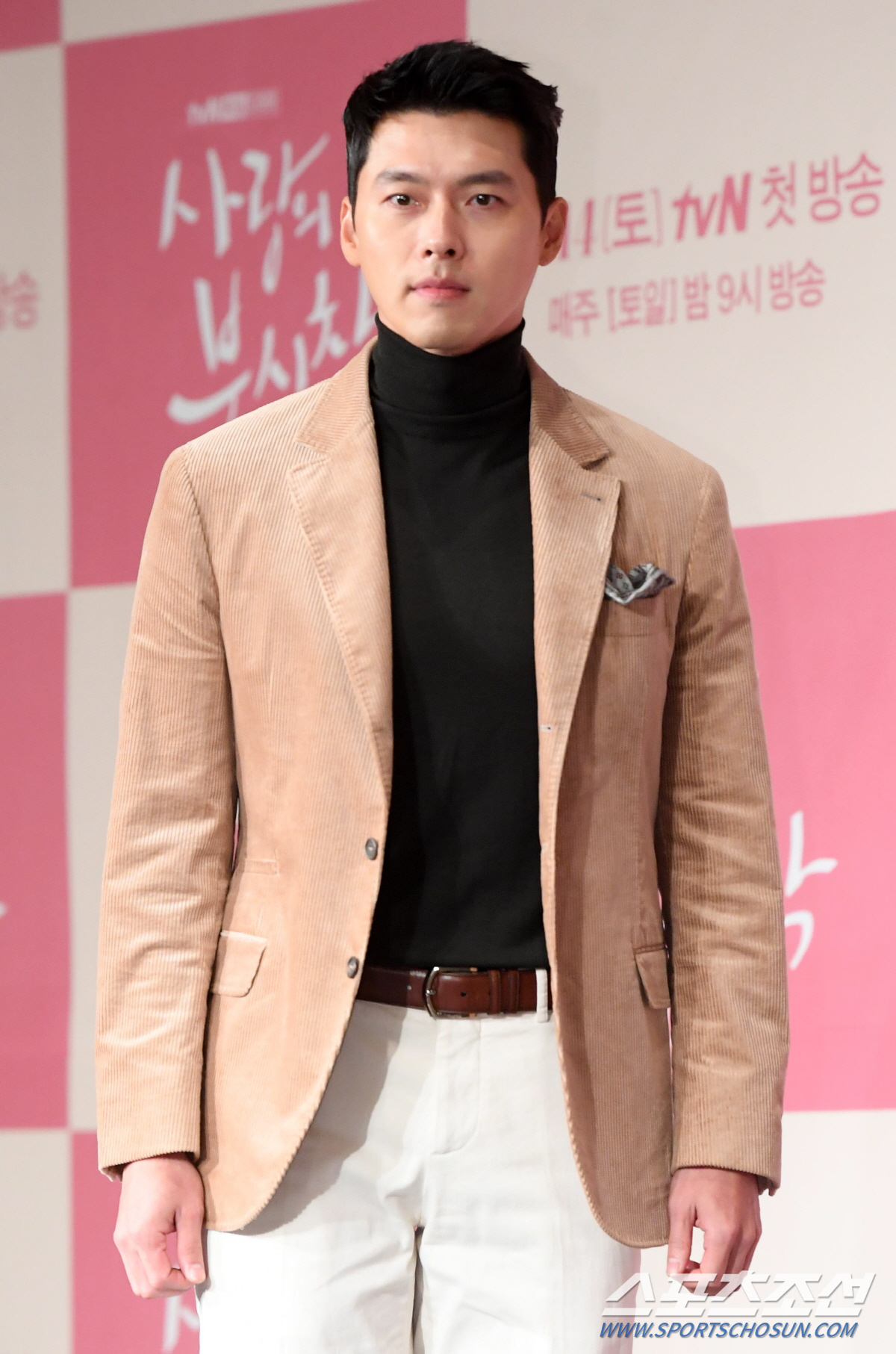 tvN 주말극 '사랑의 불시착'의 제작발표회가 9일 서울 광화문 포시즌스호텔에서 열렸다. '사랑의 불시착'은 패러글라이딩 사고로 북한에 불시착한 재벌 상속녀 '윤세리'(손예진)와 그녀를 지키다 사랑에 빠진 장교 '리정혁'(현빈)의 로맨스다. 포토타임을 갖는 현빈의 모습. 광화문=허상욱 기자 wook@sportschosun.com/2019.12.09/