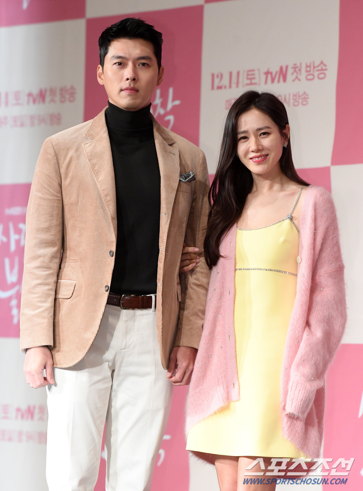 tvN 주말극 '사랑의 불시착'의 제작발표회가 9일 서울 광화문 포시즌스호텔에서 열렸다. '사랑의 불시착'은 패러글라이딩 사고로 북한에 불시착한 재벌 상속녀 '윤세리'(손예진)와 그녀를 지키다 사랑에 빠진 장교 '리정혁'(현빈)의 로맨스다. 포토타임을 갖는 현빈과 손예진의 모습. 광화문=허상욱 기자 wook@sportschosun.com/2019.12.09/