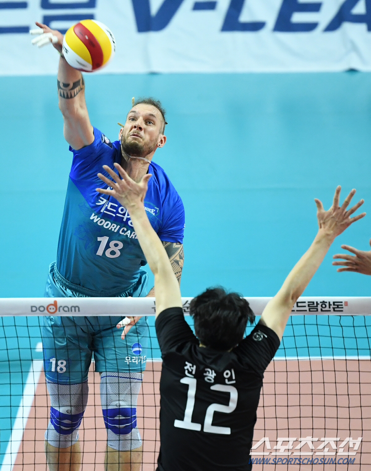 14일 오후 서울 장충체육관에서 배구 V리그 남자부 우리카드와 현대캐피탈의 경기가 열렸다. 우리카드 펠리페가 현대캐피탈 블로킹을 앞에 두고 스파이크를 날리고 있다. 장충=송정헌 기자 songs@sportschosun.com/2019.12.14/