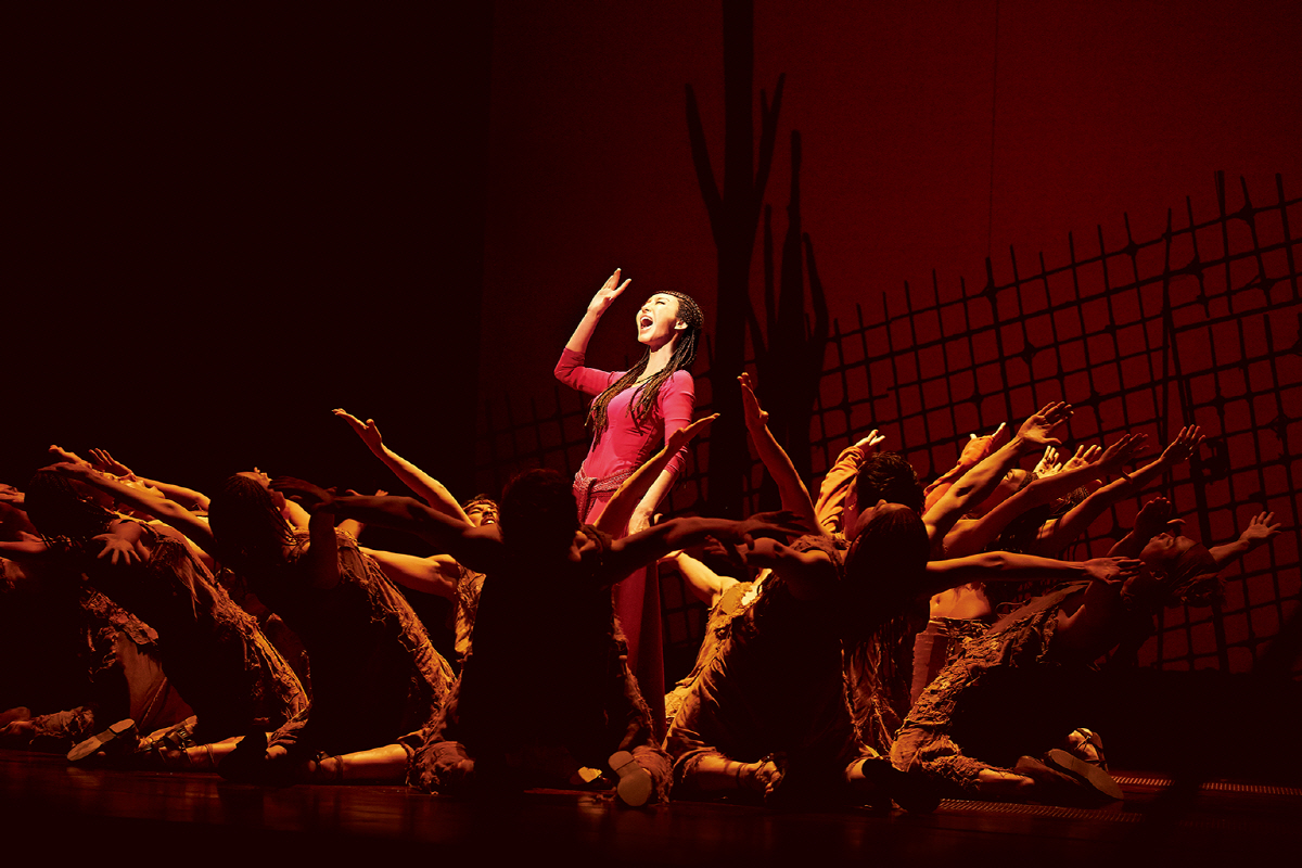 ◇윤공주의 'Dance of the robe' 장면. 백성들의 간절한 요청을 받아들여 지도자로서 책임을 다하겠다고 다짐한다.