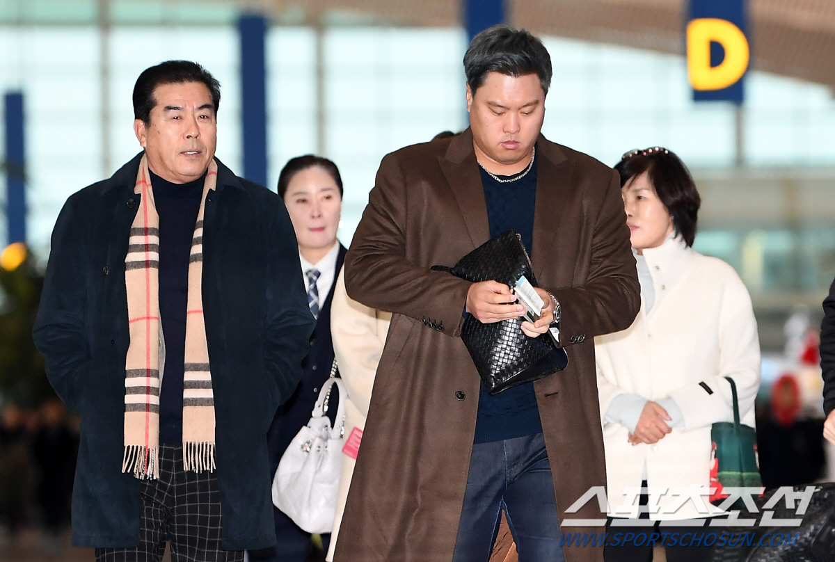 포토] FA 8000만 달러 류현진, 가족의 배웅 받으며 | 스포츠조선