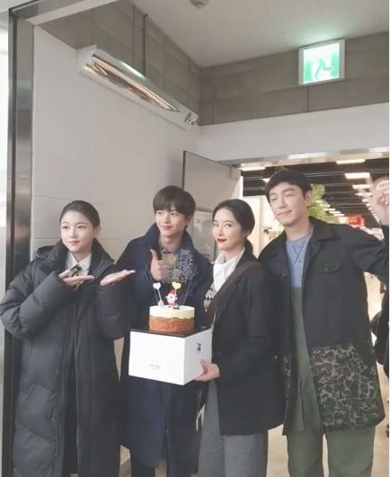 [종합]예뻐진 황정음 , 성형 의혹 일축 "예쁘게 나온 사진일뿐, 악플은 법적 대응" (전문)