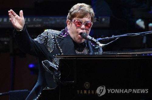 英여왕, 엘튼 존에 '최고 영예' 명예훈작 수여