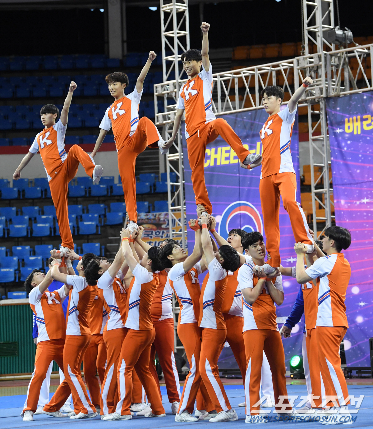 17일 오후 서울 잠실학생실내체육관에서 펼쳐진 제12회 전국학교스포츠클럽 치어리딩대회 고등부 팀치어 부문에서 6년째 서울 대표로 출전중인 광운전자공고 '일렉(ELEC)'이 일사불란한 루틴을 선보이고 있다. 이기준 감독이 이끄는 광운전자공고 '일렉'은 국내 최초의 고등학교 스턴트 치어리딩팀이자 고등부 유일의 올보이팀이다. 잠실학생체=허상욱 기자 wook@sportschosun.com/2019.11.17/