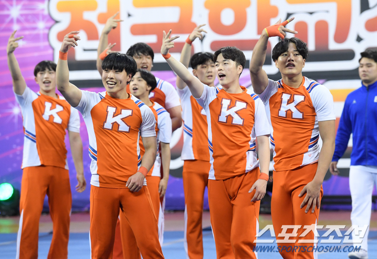 17일 오후 서울 잠실학생실내체육관에서 펼쳐진 제12회 전국학교스포츠클럽 치어리딩대회 고등부 팀치어 부문에서 6년째 서울 대표로 출전중인 광운전자공고 '일렉(ELEC)'이 일사불란한 루틴을 선보이고 있다. 이기준 감독이 이끄는 광운전자공고 '일렉'은 국내 최초의 고등학교 스턴트 치어리딩팀이자 고등부 유일의 올보이팀이다. 잠실학생체=허상욱 기자 wook@sportschosun.com/2019.11.17/