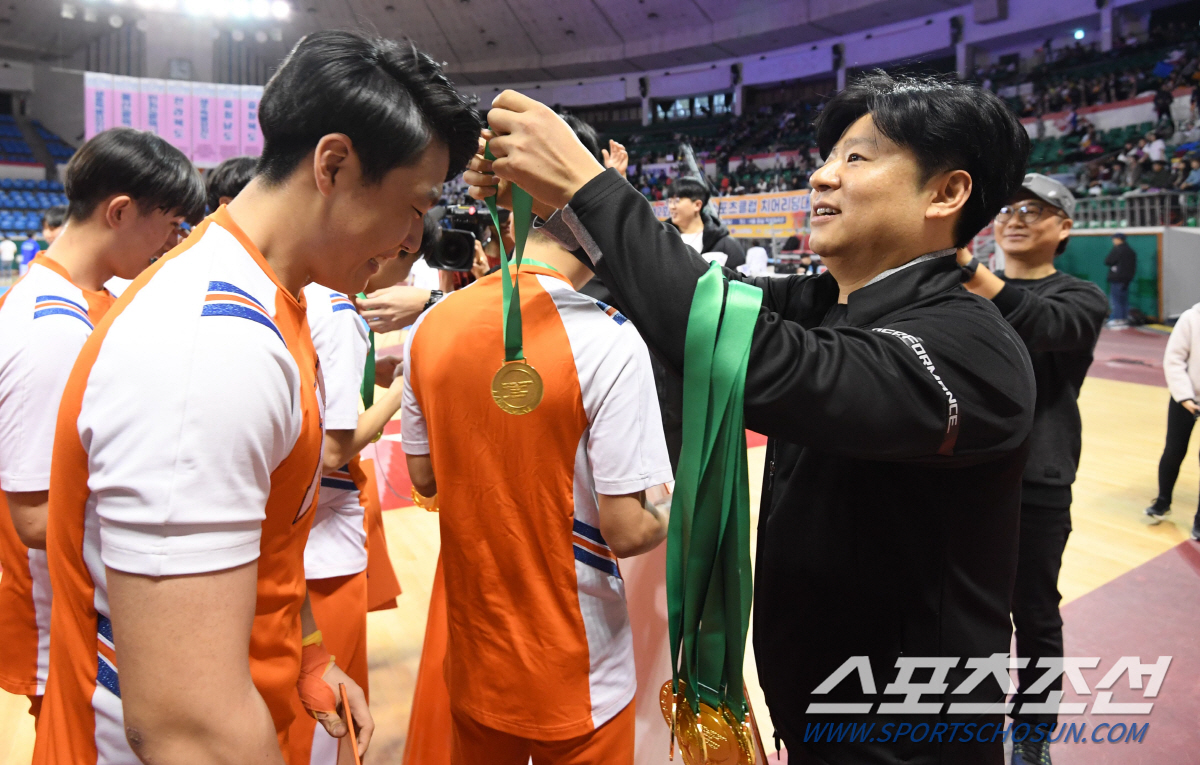 제12회 전국학교스포츠클럽 치어리딩대회가 17일 잠실학생체육관에서 열렸다. 경연을 마친 광운전자공업고등학교 학생들에게 이기준 (전자과목 교사 겸 치어리딩부 감독) 지도교사가 메달을 목에 걸어주고 있다. 잠실학생체=허상욱 기자 wook@sportschosun.com/2019.11.17/