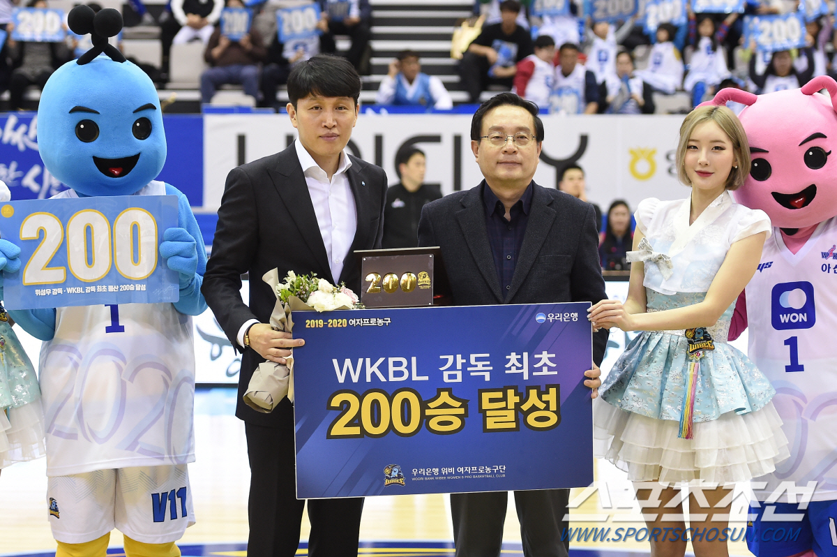 위성우 우리은행 감독(왼쪽)이 1일 아산이순신체육관에서 열린 '하나원큐 2019~2020 여자 프로농구' 우리은행과 BNK썸전의 하프타임 때 손태승 구단주(우리금융그룹 회장)로부터 여자농구 지도자 첫 200승 달성을 축하하는 기념패를 받았다. 사진제공=WKBL