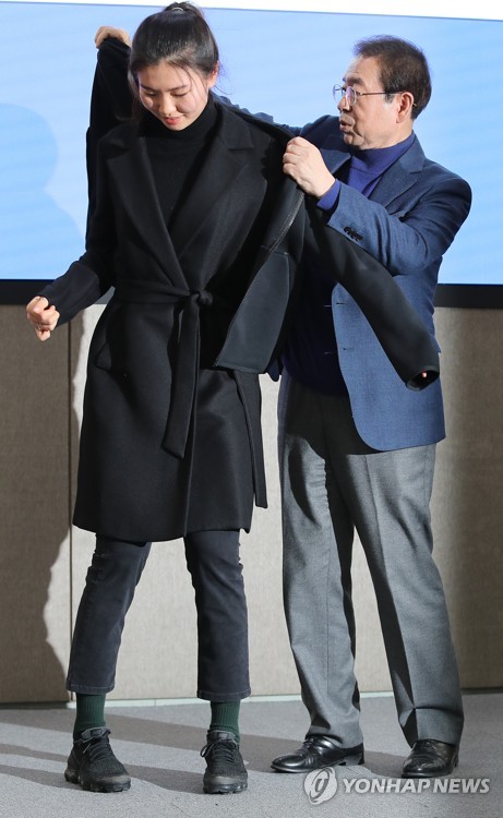 (서울=연합뉴스) 김도훈 기자 = 쇼트트랙 국가대표 심석희가 3일 오후 서울시청에서 열린 서울시청 쇼트트랙팀 입단식에서 박원순 시장의 도움을 받으며 유니폼을 입어 보고 있다. 2020.1.3 superdoo82@yna.co.kr