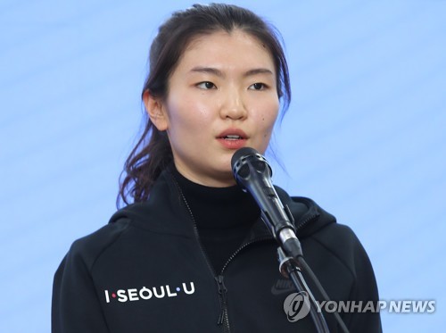 (서울=연합뉴스) 김도훈 기자 = 쇼트트랙 국가대표 심석희가 3일 오후 서울시청에서 열린 서울시청 쇼트트랙팀 입단식에서 입단 소감을 밝히고 있다. 2020.1.3 superdoo82@yna.co.kr
