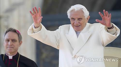 '하늘 아래 두 교황' 사제독신제 놓고 충돌하나