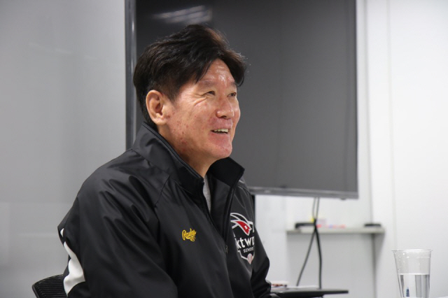 ◇KT 이강철 감독이 22일 수원 케이티위즈파크에서 취재진과 만난 자리에서 질문에 답하고 있다. 사진제공=KT 위즈