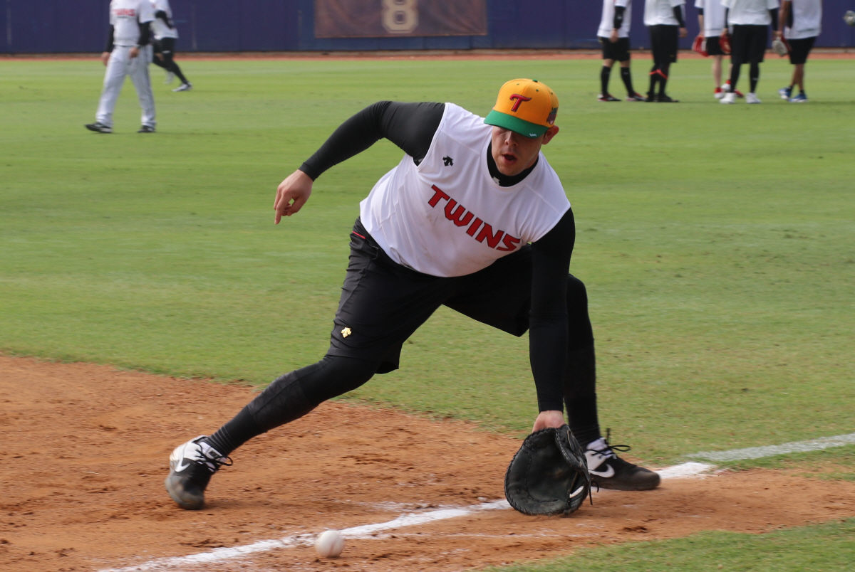 로베르토 라모스가 1루 수비 훈련을 하고 있다. 사진제공=LG 트윈스