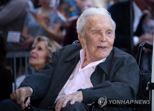 할리우드 명배우 커크 더글러스 별세…향년 103세