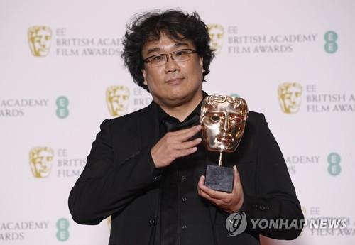 (런던 로이터=연합뉴스) 봉준호 감독이 2일(현지시간) 영국 런던 로열 앨버트 홀에서 열린 영국영화TV예술아카데미(BAFTA) 시상식에서 영화 '기생충'으로 외국어영화상을 받은 뒤 상과 함께 포즈를 취하고 있다. ucham1789@yna.co.kr