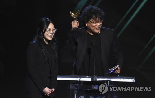 봉준호 감독의 수상소감을 통역하는 최성재씨[AP=연합뉴스]