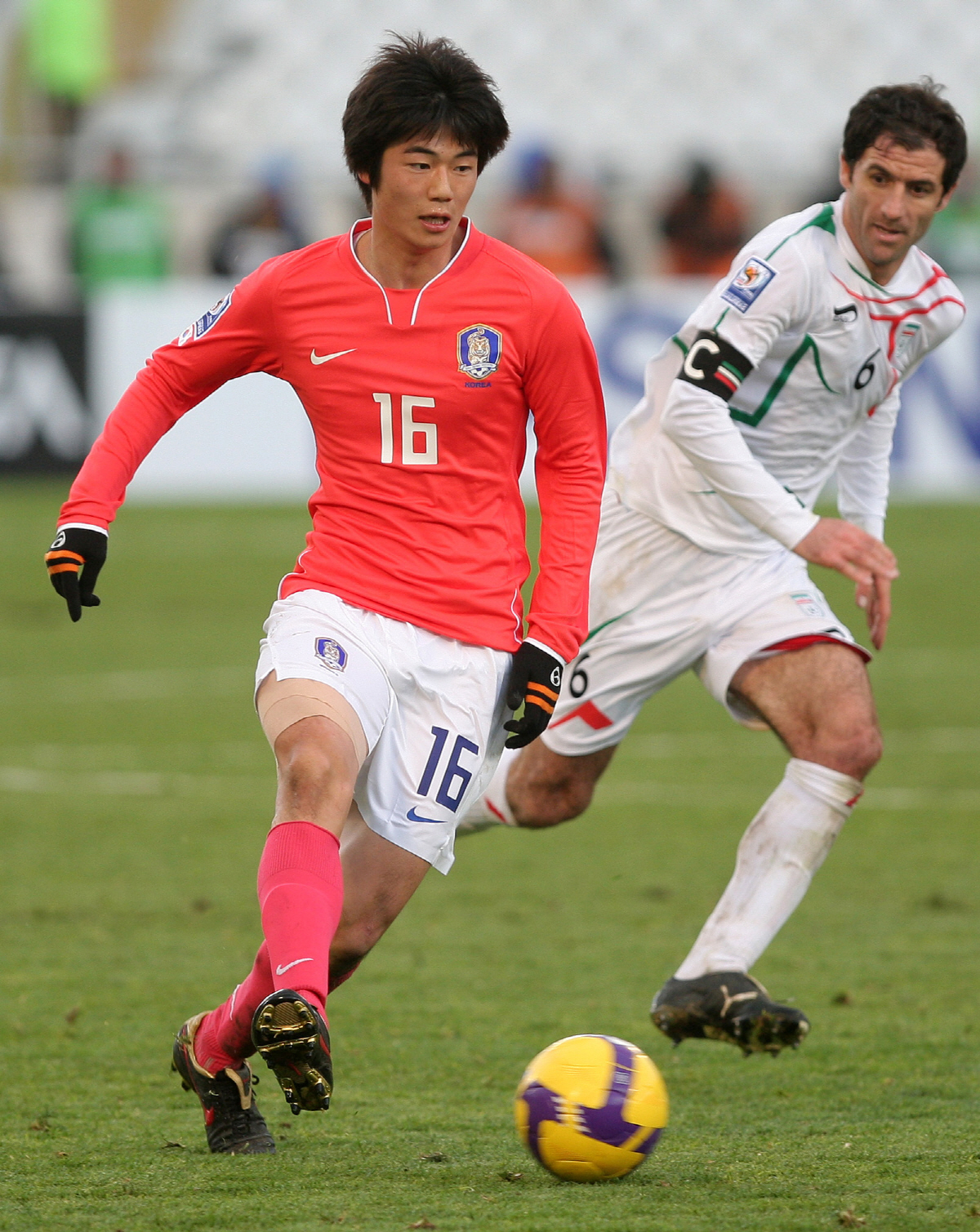 2009년 테헤란에서 열린 2010남아공월드컵 아시아예선 이란과의 경기에서 기성용 (사진=연합뉴스)이날 경기에서 대표팀은 기존 회색 하의 대신에 흰색 하의를 입고 뛰었다.