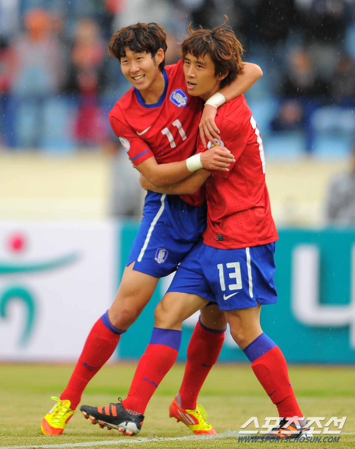 2011년 베이루트에서 열린 2014 브라질 월드컵 레바논과의 아시아 지역 예선에서 동점골을 기록한 구자철과 기쁨을 나누는 손흥민. 기존 하얀색 하의 대신 파란색 하의를 입었다.