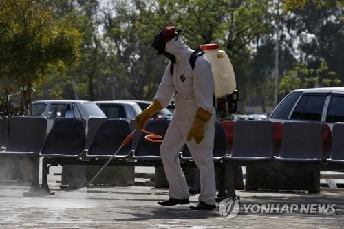 코로나19 차단을 위해 소독작업 나선 파키스탄 수도 이슬라마바드의 방역원. [AP=연합뉴스]