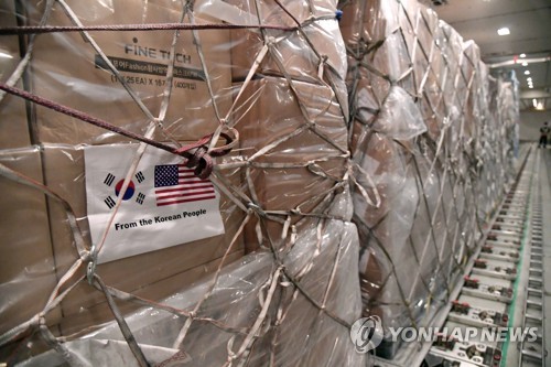 (서울=연합뉴스) 한국 정부가 11일 한미 신종 코로나바이러스 감염증(코로나19) 대응 공조 차원에서 미국 정부에 마스크 200만장을 긴급 지원했다. 사진은 이날 새벽 인천국제공항에서 출발하는 미국행 항공기에 적재되는 마스크. 2020.5.11 [해리 해리스 주한미국대사 트위터 캡처. 재판매 및 DB 금지] photo@yna.co.kr