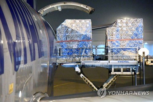 (서울=연합뉴스) 한국 정부가 11일 한미 신종 코로나바이러스 감염증(코로나19) 대응 공조 차원에서 미국 정부에 마스크 200만장을 긴급 지원했다. 사진은 이날 새벽 인천국제공항에서 출발하는 미국행 항공기에 마스크를 적재하는 모습. 2020.5.11 [해리 해리스 주한미국대사 트위터 캡처. 재판매 및 DB 금지] photo@yna.co.kr