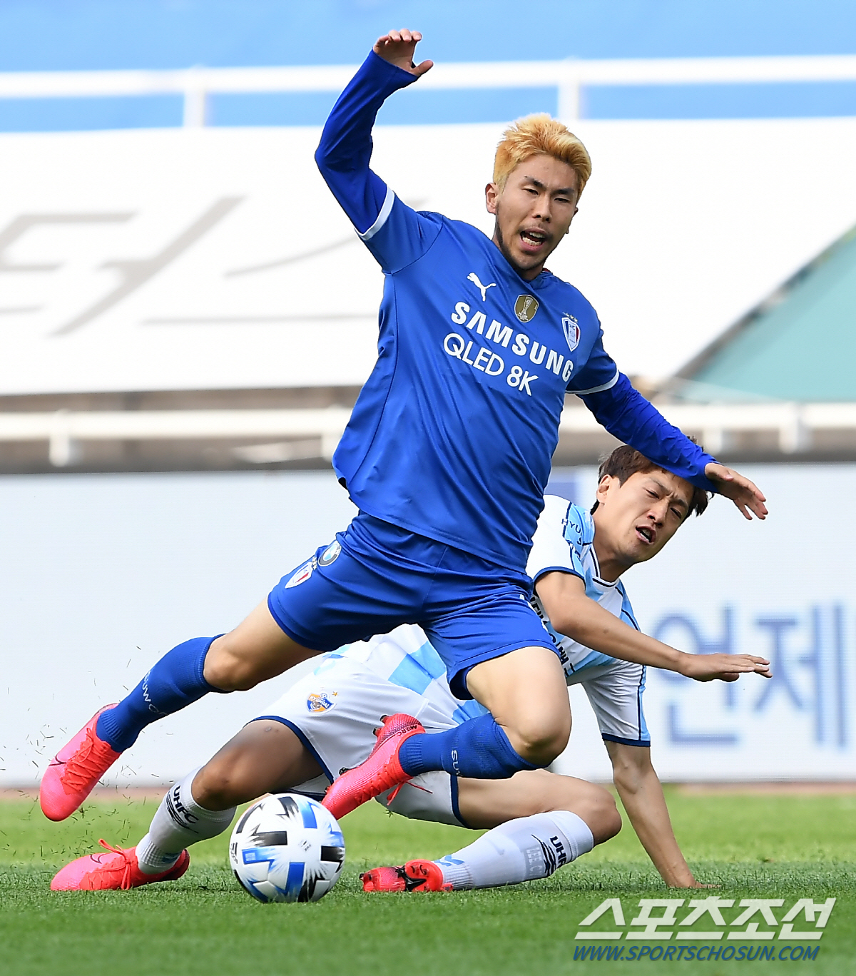 2020 K리그1 수원 삼성과 울산 현대의 경기가 17일 수원월드컵경기장에서 열렸다. 울산 이청용이 상대 공격을 차단하고 있다. 수원=박재만 기자 pjm@sportschosun.com/2020.05.17/