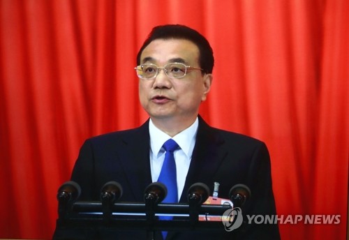 (베이징=연합뉴스) 김진방 특파원 = 중국 전국인민대표대회(전인대) 제13기 13차 회의가 22일 오전 베이징 인민대회당 만인대회당에서 개막한 가운데 리커창(李克强) 중국 총리가 전인대 개막식에서 정부 업무보고를 하고 있다. chinakim@yna.co.kr