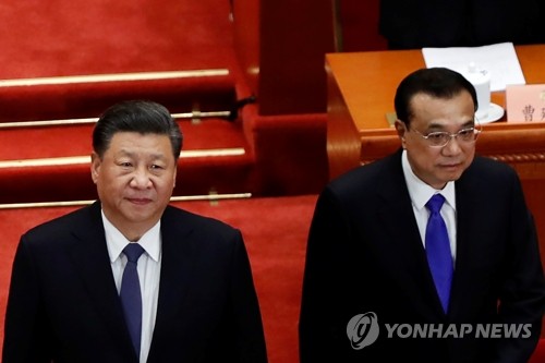 (베이징 로이터=연합뉴스) 중국 연례 최대 정치 행사인 양회(兩會) 시작을 알리는 인민정치협상회의(정협) 전국위원회 회의가 21일 베이징에서 개막, 시진핑 국가주석(왼쪽)과 리커창 총리가 회의장인 인민대회당에 도착하고 있다. ymarshal@yna.co.kr