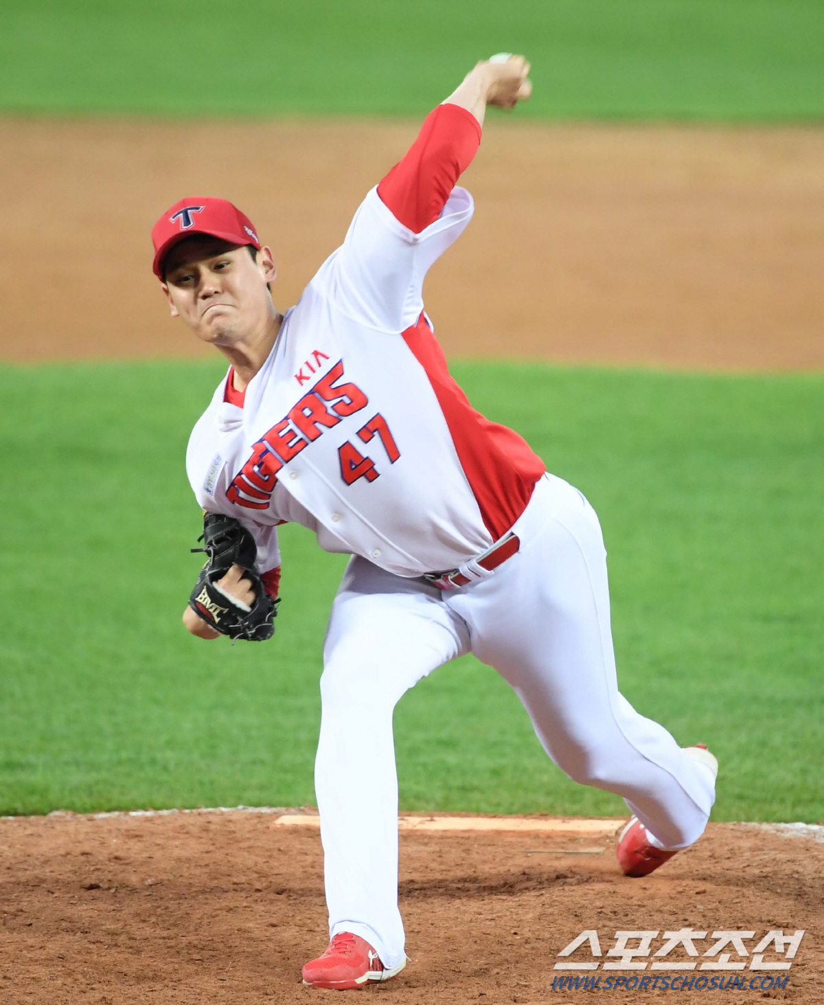 두산 베어스와 KIA 타이거즈의 2020 KBO 리그 경기가 16일 광주 KIA 챔피언스필드에서 열렸다. KIA 김명찬이 역투하고 있다. 광주=허상욱 기자 wook@sportschosun.com/2020.05.16/