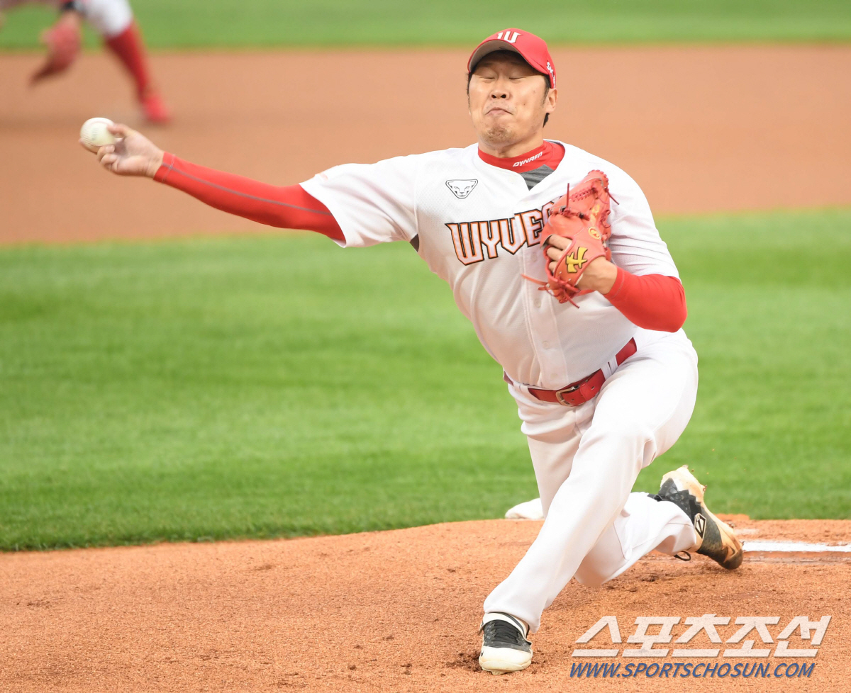KIA 타이거즈와 SK 와이번스의 2020 KBO 리그 경기가 22일 인천 SK행복드림구장에서 열렸다. SK 선발투수 김주한이 힘차게 공을 던지고 있다. 인천=허상욱 기자 wook@sportschosun.com/2020.05.22/