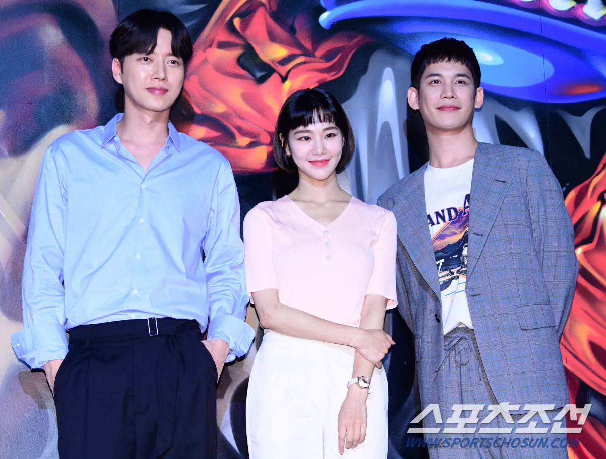 배우 박해진, 한지은, 박기웅이 28일 성수동 한 카페에서 열린 MBC 수목 미니시리즈 '꼰대인턴'의 현장 공개 행사에서 포즈를 취하고 있다. '꼰대인턴'은 최악의 꼰대부장을 부하직원으로 맞게 된 남자의 통쾌한 갑을 체인지 복수극을 그린 오피스 코미디다.성수동=최문영 기자 deer@sportschosun.com /2020.05.28/