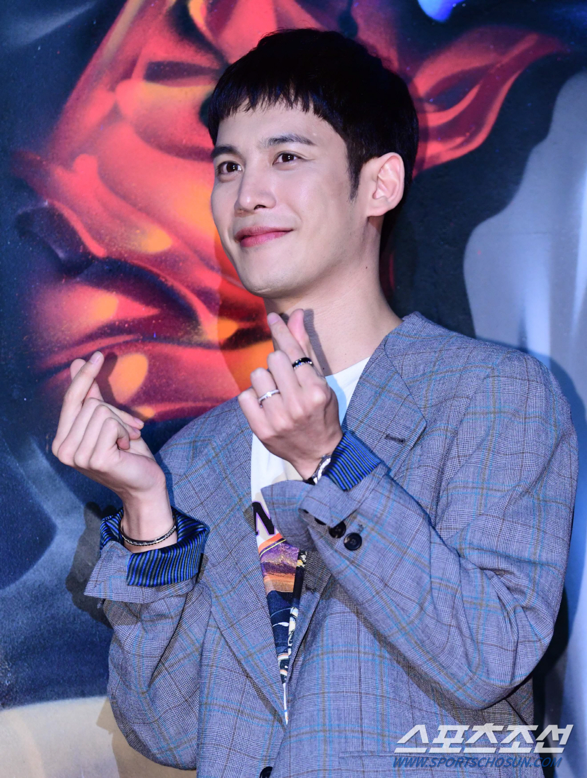 배우 박기웅이 28일 성수동 한 카페에서 열린 MBC 수목 미니시리즈 '꼰대인턴'의 현장 공개 행사에서 포즈를 취하고 있다. '꼰대인턴'은 최악의 꼰대부장을 부하직원으로 맞게 된 남자의 통쾌한 갑을 체인지 복수극을 그린 오피스 코미디다.성수동=최문영 기자 deer@sportschosun.com /2020.05.28/