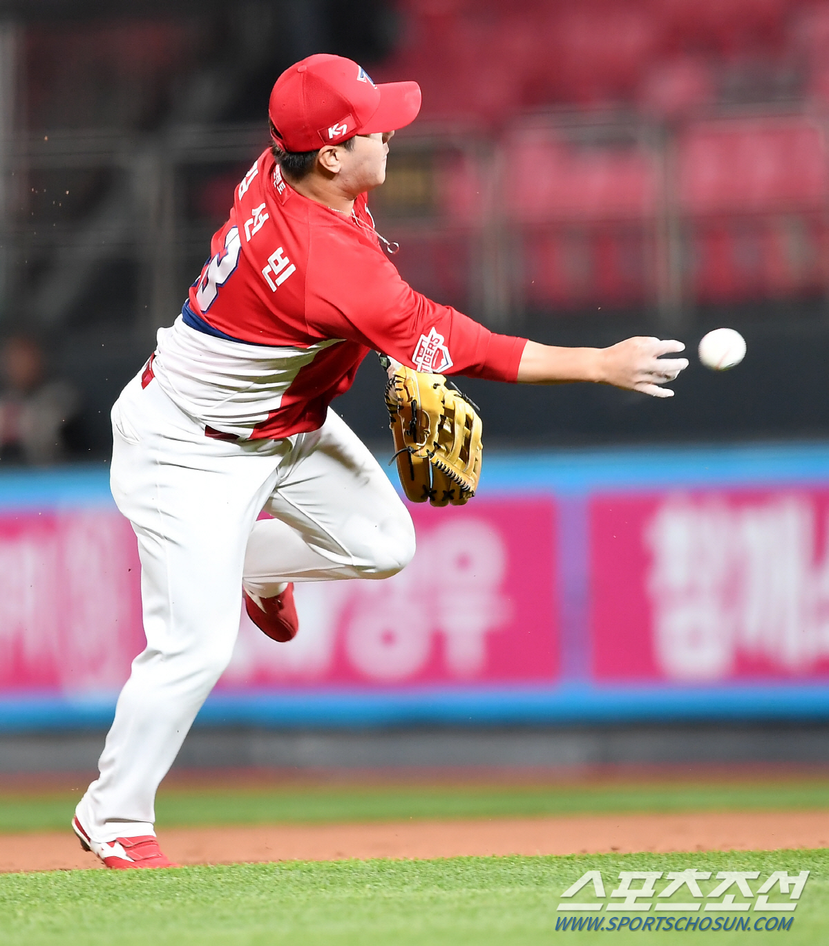 2020 KBO 리그 KT 위즈와 KIA 타이거즈의 경기가 27일 수원KT위즈파크에서 열렸다. 7회말 2사 1루 KT 김민혁의 타구를 KIA 김선빈이 처리하고 있다. 수원=박재만 기자 pjm@sportschosun.com/2020.05.27/