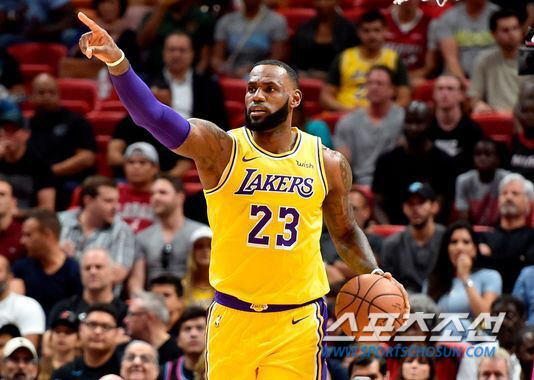 카이리 어빙 vs 르브론 제임스, NBA 시즌 재개 갑론을박 점입가경