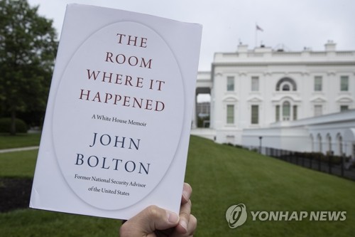 "트럼프, 싱가포르서 김정은 제재해제 요청에 `열려있다…검토`"