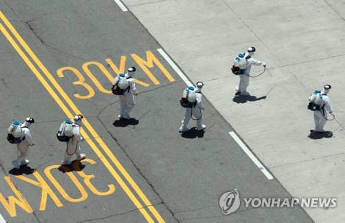 (부산=연합뉴스) 조정호 기자 = 23일 부산 감천항에서 방역 요원들이 코로나 확진자16명이 나온 러시아 국적 냉동 화물선 A호(3천401t) 주변 부두를 소독하고 있다. 2020.6.23 ccho@yna.co.kr