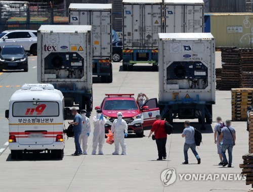 (부산=연합뉴스) 손형주 기자 = 23일 부산 감천항에 정박 중인 러시아 국적 냉동 화물선인 A호(3천401t)에서 확진 판정을 받은 승선원들이 부산의료원으로 이송되고 있다. 이 배 선장 등 21명 중 16명이 코로나19 양성 판정을 받았다. 2020.6.23 handbrother@yna.co.kr