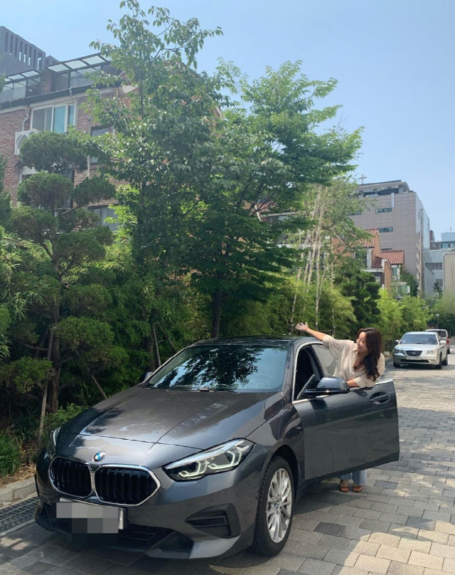 '이완♥' 이보미, 첫 차 BMW 앞에서 '행복 미소' "좋아서 날아갈 것 같아요"