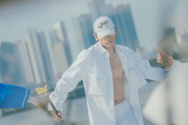 비, 단추 잠그는거 싫읍니다…싹쓰리 막내 '탄탄 복근+강렬 카리스마'