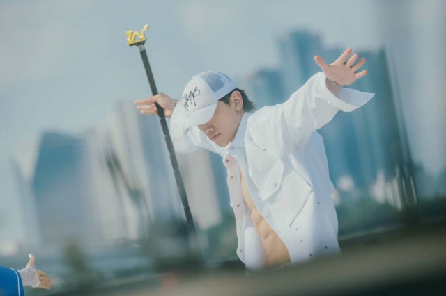 비, 단추 잠그는거 싫읍니다…싹쓰리 막내 '탄탄 복근+강렬 카리스마'