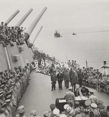 1945년 9월 미국 군함 애리조나호에서 거행된 일본의 항복 조인식 [EPA 자료사진·재판매 및 DB 금지]