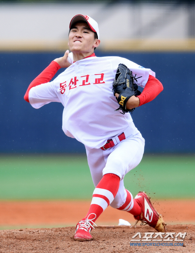 [SC영상] 동산고 이준혁, 청룡기 무대 올라 힘찬투구!