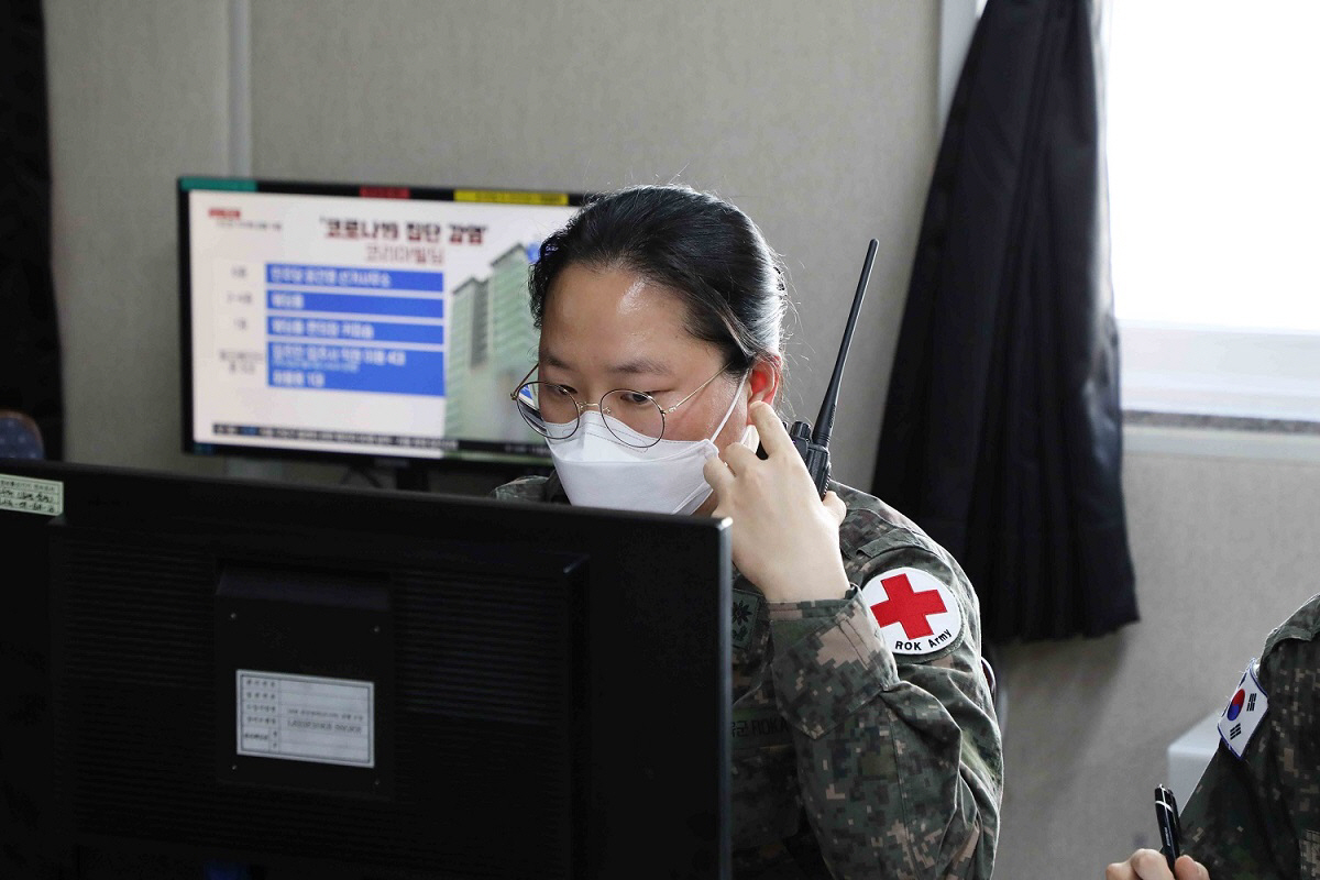 국군대구병원에서 임무수행중인 장형정 소령의 모습