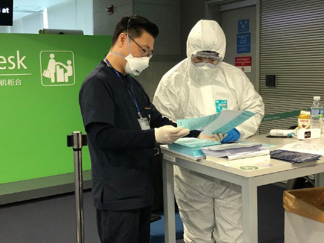 인천국제공항에서 임무수행중인 서지원 대령 모습