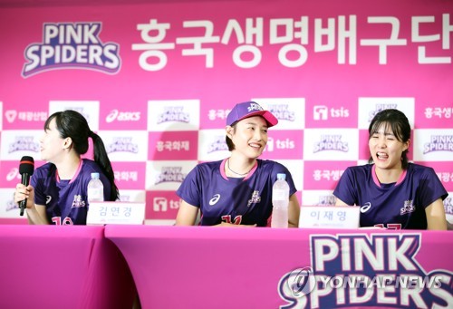 (용인=연합뉴스) 박동주 기자 = 김연경과 이재영이 29일 경기도 용인 흥국생명 연수원에서 취재진과 인터뷰 중 웃고 있다. 2020.7.29 pdj6635@yna.co.kr