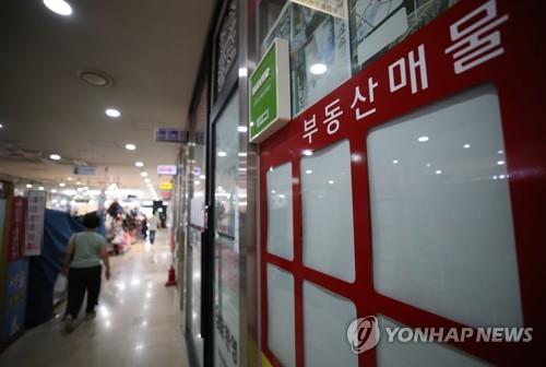 (서울=연합뉴스) 박동주 기자 = '임대차 3법'이 국회 상임위원회를 통과한 가운데 서울을 중심으로 전셋값 폭등 및 전세 품귀 현상이 광범위하게 나타나고 있는 30일 오전 서울 송파구의 한 상가 부동산중개업소의 매물 정보란이 비어있다. 2020.7.30 pdj6635@yna.co.kr (끝)