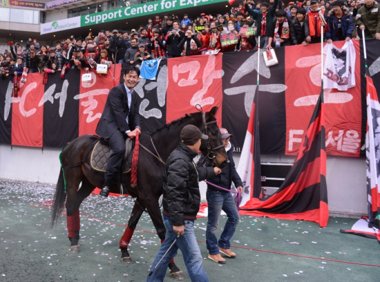 지난 2012년 11월 25일, 최용수 감독이 서울월드컵경기장에서 열린 FC서울과 전북 현대의 K리그 경기에서 우승을 확정한 뒤 말 세리머니를 펼치고 있다. 상암=최문영 기자 deer@sportschosun.com