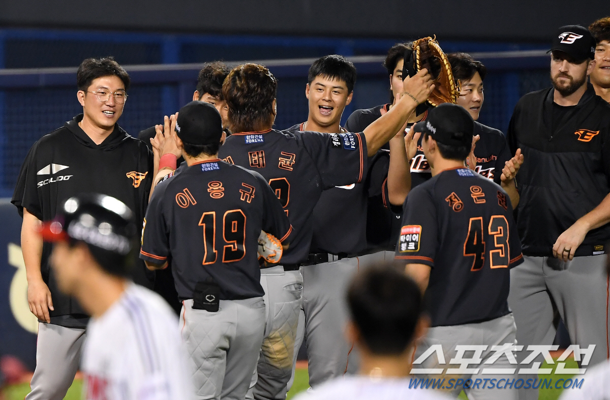 2020 KBO리그 LG 트윈스와 한화 이글스의 경기가 31일 서울 잠실야구장에서 열렸다. 경기에서 2대1로 승리한 한화 선수단이 승리의 기쁨을 나누고 있다. 잠실=박재만 기자 pjm@sportschosun.com/2020.07.31/