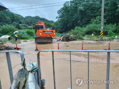 (대전=연합뉴스) 30일 대전에 내린 집중 호우로 서구 정림동 코스모스 아파트와 차량이 침수되고, 주민 1명이 숨지는 등 피해가 잇따르고 있다. 시는 정림동 효자봉과 쟁기봉 사이 오릿골약수터에서 굴착기 작업을 통해 해당 아파트로 들어가는 유입수를 차단했다.2020.7.30 [대전시 제공. 재판매 및 DB 금지] kjunho@yna.co.kr