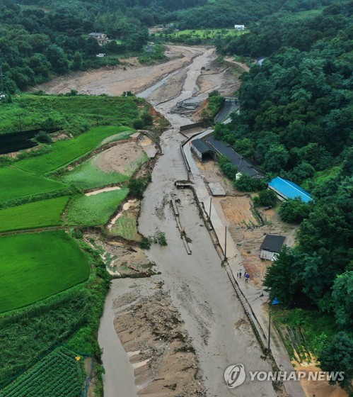 (이천=연합뉴스) 홍기원 기자 = 많은 비가 내린 2일 오전 경기도 이천시 산양저수지 둑이 무너져 있다. 2020.8.2 xanadu@yna.co.kr